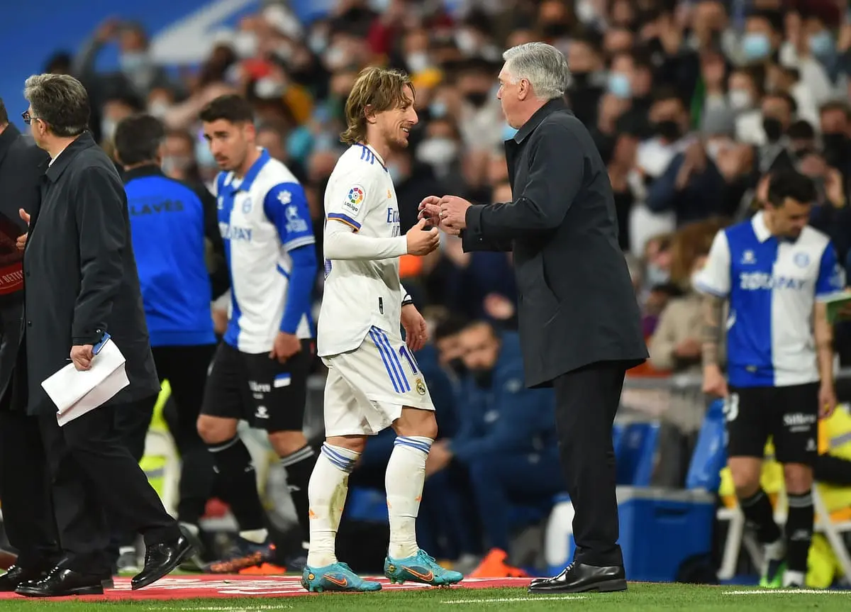 MADRID, SPAIN - FEBRUARY 19: Luka Modric of Real Madrid reacts with Carlo Ancelotti, head coach of Real Madrid after being substituted during the LaLiga Santander match between Real Madrid CF and Deportivo Alaves at Estadio Santiago Bernabeu on February 19, 2022 in Madrid, Spain. (Photo by Denis Doyle/Getty Images)