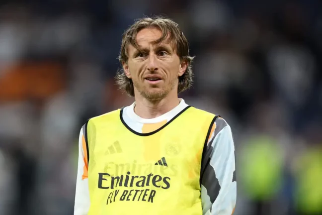 MADRID, SPAIN - MAY 14: Luka Modrik of Real Madrid CF warms up prior to the LaLiga match between Real Madrid CF and RCD Mallorca at Estadio Santiago Bernabeu on May 14, 2025 in Madrid, Spain. (Photo by Florencia Tan Jun/Getty Images).