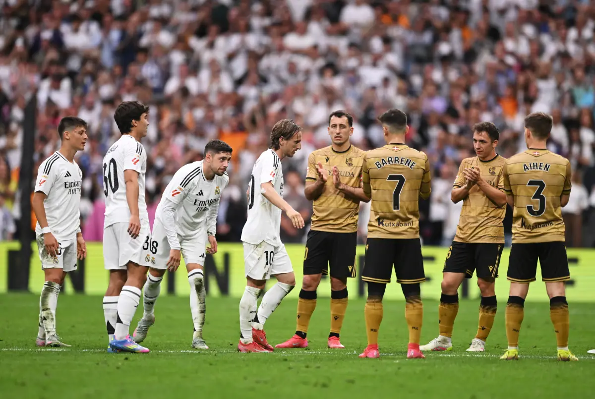 MADRID, SPAIN - MAY 24: Luka Modric of Real Madrid is applauded by Real Sociedad players as he is substituted off the pitch during the LaLiga match between Real Madrid CF and Real Sociedad at Estadio Santiago Bernabeu on May 24, 2025 in Madrid, Spain. (Photo by Denis Doyle/Getty Images)
