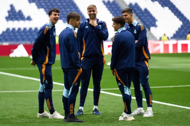 MADRID, SPAIN - JANUARY 19: (L-R) Jacobo Ramon, Raul Asencio, Fran Gonzalez, Lorenzo Aguado and Chema Baixauli of Real Madrid interact during a pitch inspection prior to the LaLiga match between Real Madrid CF and UD Las Palmas at Estadio Santiago Bernabeu on January 19, 2025 in Madrid, Spain. (Photo by Angel Martinez/Getty Images) Fábrica