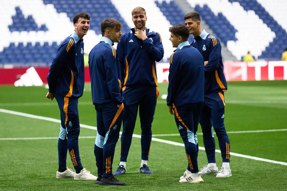 MADRID, SPAIN - JANUARY 19: (L-R) Jacobo Ramon, Raul Asencio, Fran Gonzalez, Lorenzo Aguado and Chema Baixauli of Real Madrid interact during a pitch inspection prior to the LaLiga match between Real Madrid CF and UD Las Palmas at Estadio Santiago Bernabeu on January 19, 2025 in Madrid, Spain. (Photo by Angel Martinez/Getty Images)