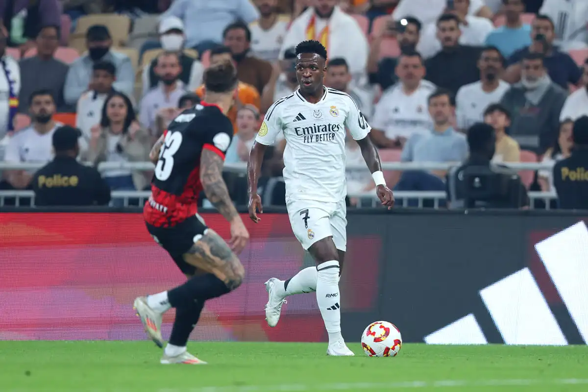 JEDDAH, SAUDI ARABIA - JANUARY 09: Vinicius Junior of Real Madrid runs with the ball during the Spanish Super Cup Semi-Final match between Real Madrid and RCD Mallorca at King Abdullah Sports City on January 09, 2025 in Jeddah, Saudi Arabia. (Photo by Yasser Bakhsh/Getty Images)
