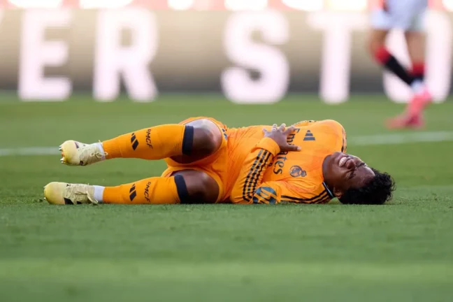 SEVILLE, SPAIN - MAY 18: Endrick Felipe Moreira of Real Madrid grimaces in pain during the LaLiga match between Sevilla FC and Real Madrid CF at Estadio Ramon Sanchez Pizjuan on May 18, 2025 in Seville, Spain. (Photo by Angel Martinez/Getty Images).