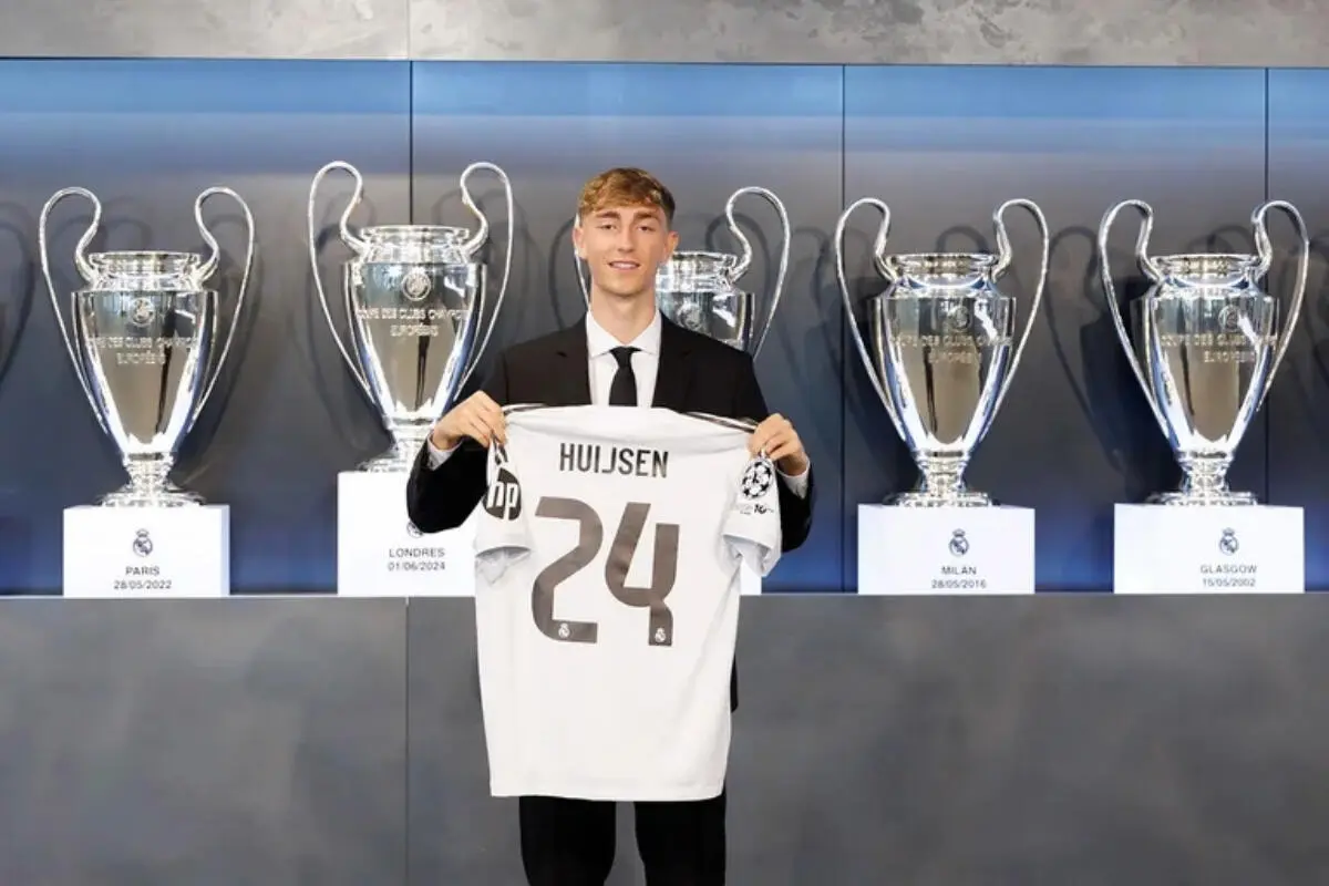 Dean Huijsen avec le maillot du Real Madrid. (realmadrid.com)