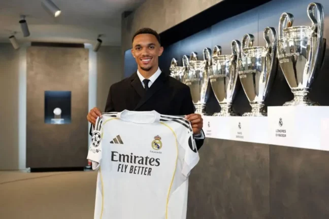 Trent Alexander-Arnold avec le maillot du Real Madrid. (realmadrid.com)