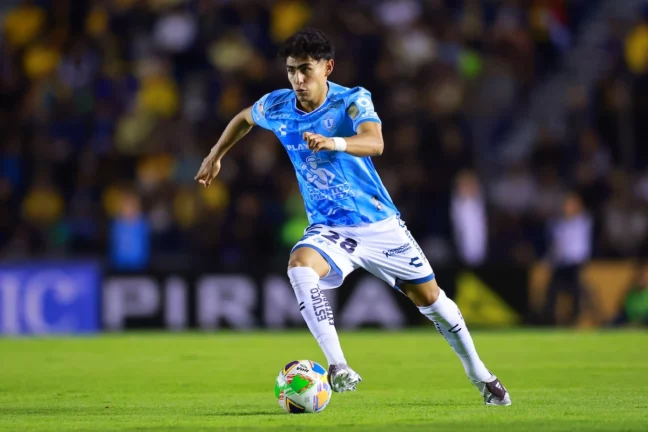 MEXICO CITY, MEXICO - MAY 10: Elias Montiel of Pachuca runs with the ball during the quarterfinals second leg match between America and Pachuca as part of the Torneo Clausura 2025 Liga MX at Estadio Ciudad de los Deportes on May 10, 2025 in Mexico City, Mexico. (Photo by Hector Vivas/Getty Images) l Real Madrid