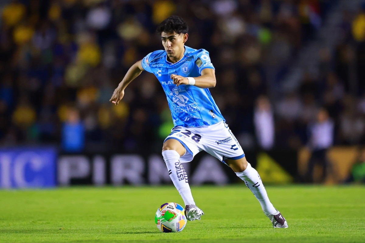 MEXICO CITY, MEXICO - MAY 10: Elias Montiel of Pachuca runs with the ball during the quarterfinals second leg match between America and Pachuca as part of the Torneo Clausura 2025 Liga MX at Estadio Ciudad de los Deportes on May 10, 2025 in Mexico City, Mexico. (Photo by Hector Vivas/Getty Images) l Real Madrid