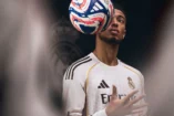 Jude Bellingham, posant avec le nouveau maillot du Real Madrid et le ballon de la Coupe du monde des clubs. - Site du Real Madrid (realmadrid.com)