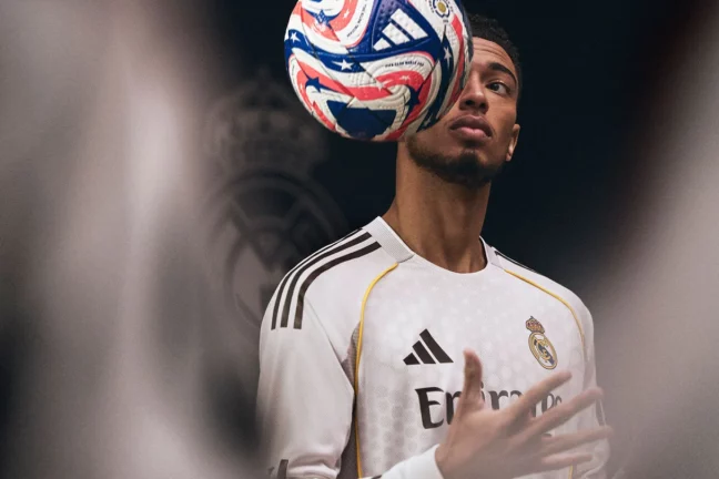 Jude Bellingham, posant avec le nouveau maillot du Real Madrid et le ballon de la Coupe du monde des clubs. - Site du Real Madrid (realmadrid.com)