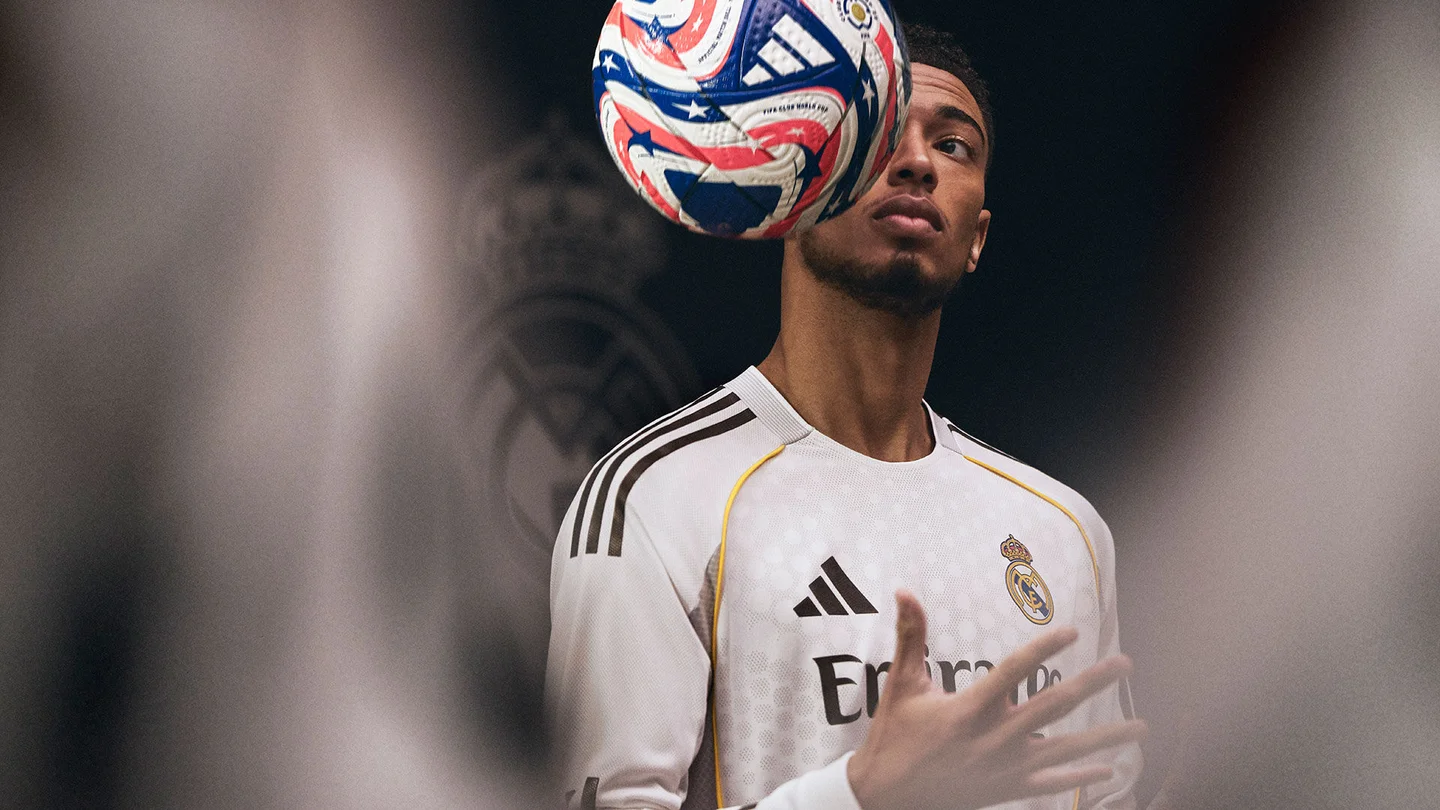 Jude Bellingham, posant avec le nouveau maillot du Real Madrid et le ballon de la Coupe du monde des clubs. - Site du Real Madrid (realmadrid.com)