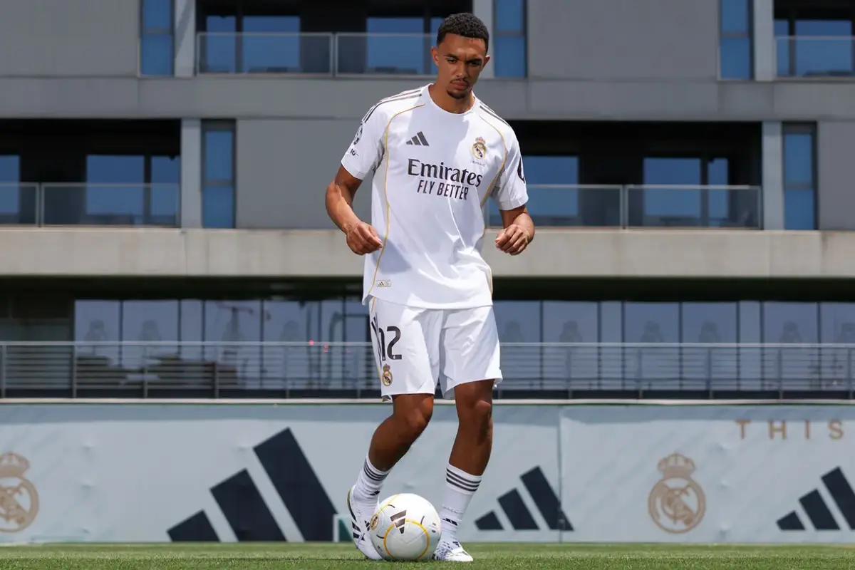Alexander-Arnold avec le nouveau kit du Real Madrid (realmadrid.com)