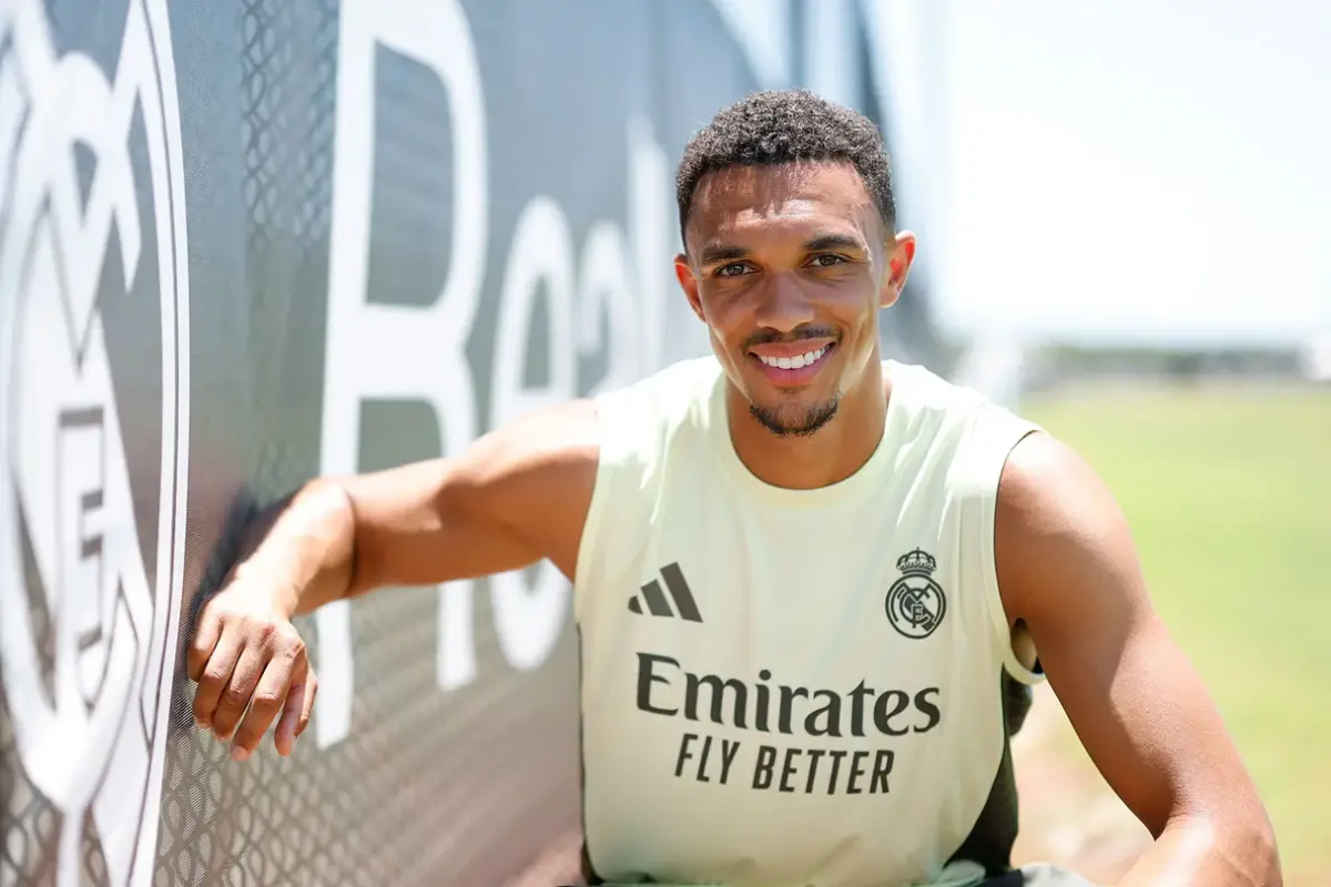 « Ici, le ballon va très vite », Alexander-Arnold s'exprime sur ses premiers entraînements (realmadrid.com)