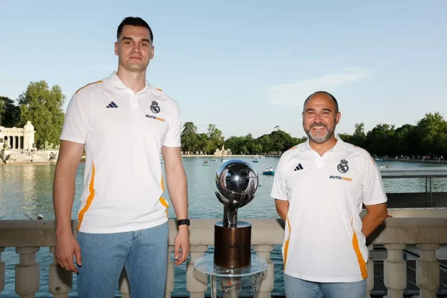 Chus Mateo, à droite, à côté d'Hezonja (realmadrid.com).