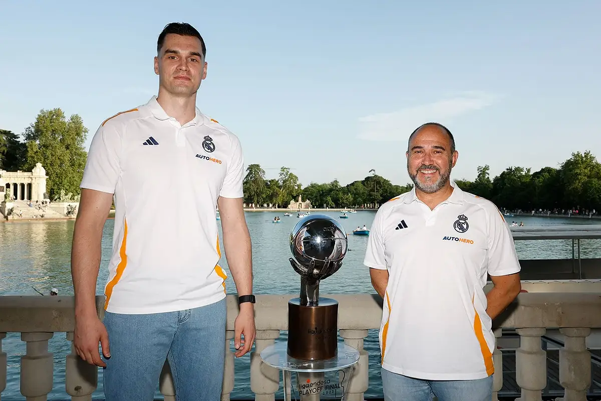 Chus Mateo, à droite, à côté d'Hezonja (realmadrid.com).