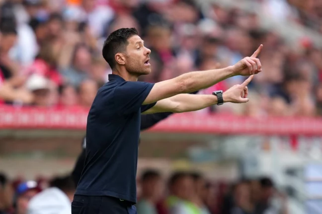 MAINZ, GERMANY - MAY 17: Xabi Alonso, Head Coach of Bayer 04 Leverkusen, gestures during the Bundesliga match between 1. FSV Mainz 05 and Bayer 04 Leverkusen at MEWA Arena on May 17, 2025 in Mainz, Germany. (Photo by Pau Barrena/Getty Images)
