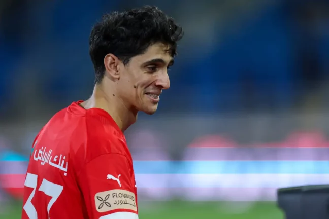AL QASSIM , SAUDI ARABIA - MAY 3: Yassine Bounou of Al Hilal celebrates after winning the Saudi Pro League match between Al-Taawoun and Al-Hilal at King Abdullah Bin Abdulaziz Sports City on May 3, 2024 in Al Qassim, Saudi Arabia.(Photo by Yasser Bakhsh/Getty Images)