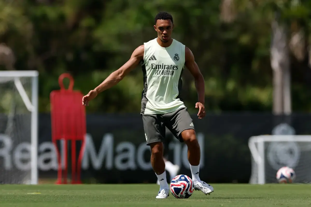 « Ici, le ballon va très vite », Alexander-Arnold s'exprime sur ses premiers entraînements (realmadrid.com)