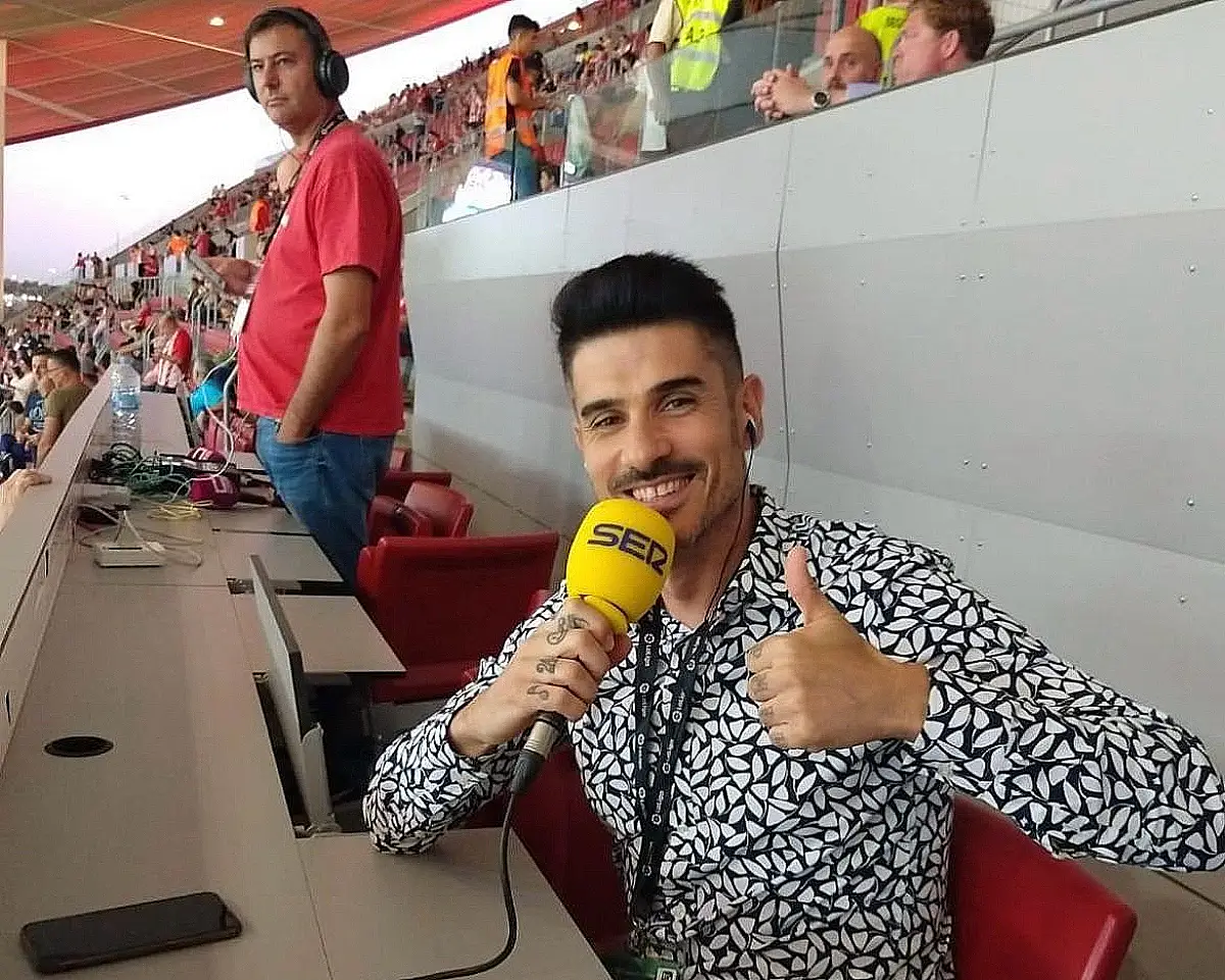 Alvaro Benito commentant une rencontre pour la Cadena SER (compte Instagram alvarobenitov)