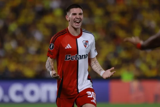 GUAYAQUIL, ECUADOR - MAY 8: Franco Mastantuono of River Plate celebrates after scoring the team's third goal during a Copa CONMEBOL Libertadores 2025 match between Barcelona SC and River Plate at Estadio Monumental Isidro Romero Carbo on May 8, 2025 in Guayaquil, Ecuador. (Photo by Franklin Jacome/Getty Images)