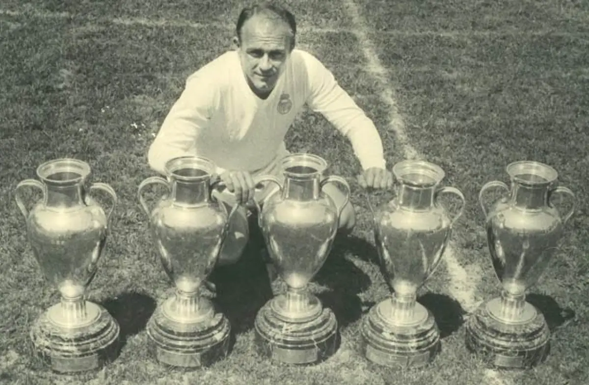 Alfredo Di Stéfano avec les 5 premières Coupe d'Europe des clubs champions (realmadrid.com)