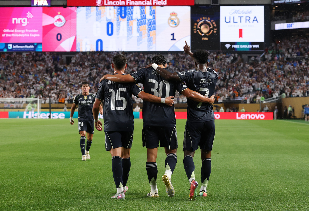 PHILADELPHIA, PENNSYLVANIA - JUNE 26: Vinicius Junior #7 of Real Madrid C.F. celebrates scoring his team's first goal with Arda Gueler #15 and Gonzalo Garcia #30 of Real Madrid C.F. during the FIFA Club World Cup 2025 group H match between FC Red Bull Salzburg and Real Madrid CF at Lincoln Financial Field on June 26, 2025 in Philadelphia, Pennsylvania. (Photo by Francois Nel/Getty Images)