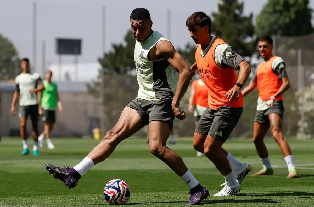 Kylian Mbappé et Gonzalo García au duel lors du dernier entraînement du Real Madrid (realmadrid.com)
