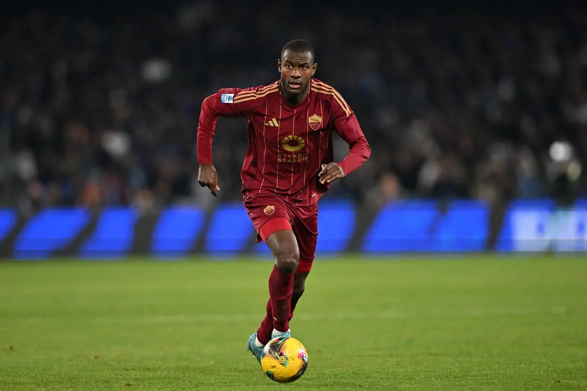 NAPLES, ITALY - NOVEMBER 24: Evan Ndicka of AS Roma during the Serie A match between Napoli and AS Roma at Stadio Diego Armando Maradona on November 24, 2024 in Naples, Italy. (Photo by Francesco Pecoraro/Getty Images)