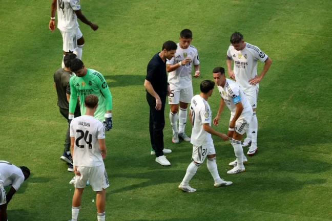 MIAMI GARDENS, FLORIDA - JUNE 18: Xabi Alonso, Head Coach of Real Madrid C. F., speaks to his players as they cool off during a water break during the FIFA Club World Cup 2025 group H match between Real Madrid CF and Al Hilal at Hard Rock Stadium on June 18, 2025 in Miami Gardens, Florida. (Photo by Sandra Montanez/Getty Images).