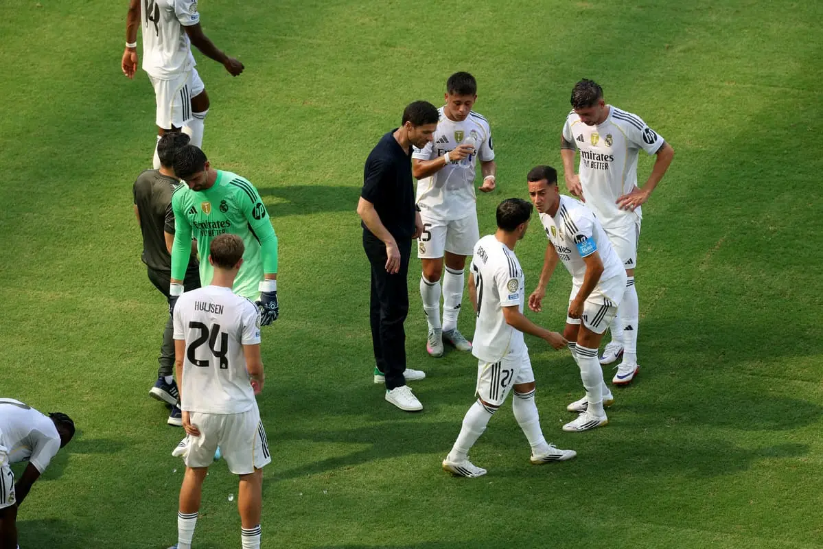 MIAMI GARDENS, FLORIDA - JUNE 18: Xabi Alonso, Head Coach of Real Madrid C. F., speaks to his players as they cool off during a water break during the FIFA Club World Cup 2025 group H match between Real Madrid CF and Al Hilal at Hard Rock Stadium on June 18, 2025 in Miami Gardens, Florida. (Photo by Sandra Montanez/Getty Images).