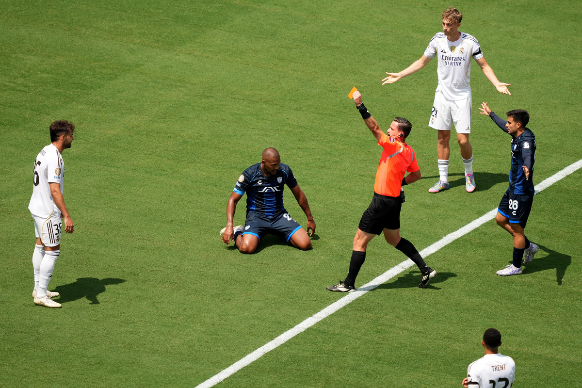 CHARLOTTE, CAROLINE DU NORD - 22 JUIN : Raúl Asencio n° 35 du Real Madrid CF reçoit un carton rouge lors du match du groupe H de la Coupe du Monde des Clubs de la FIFA 2025 entre le Real Madrid CF et le CF Pachuca au Bank of America Stadium, le 22 juin 2025 à Charlotte, en Caroline du Nord. (Photo de Michael Owens/Getty Images)