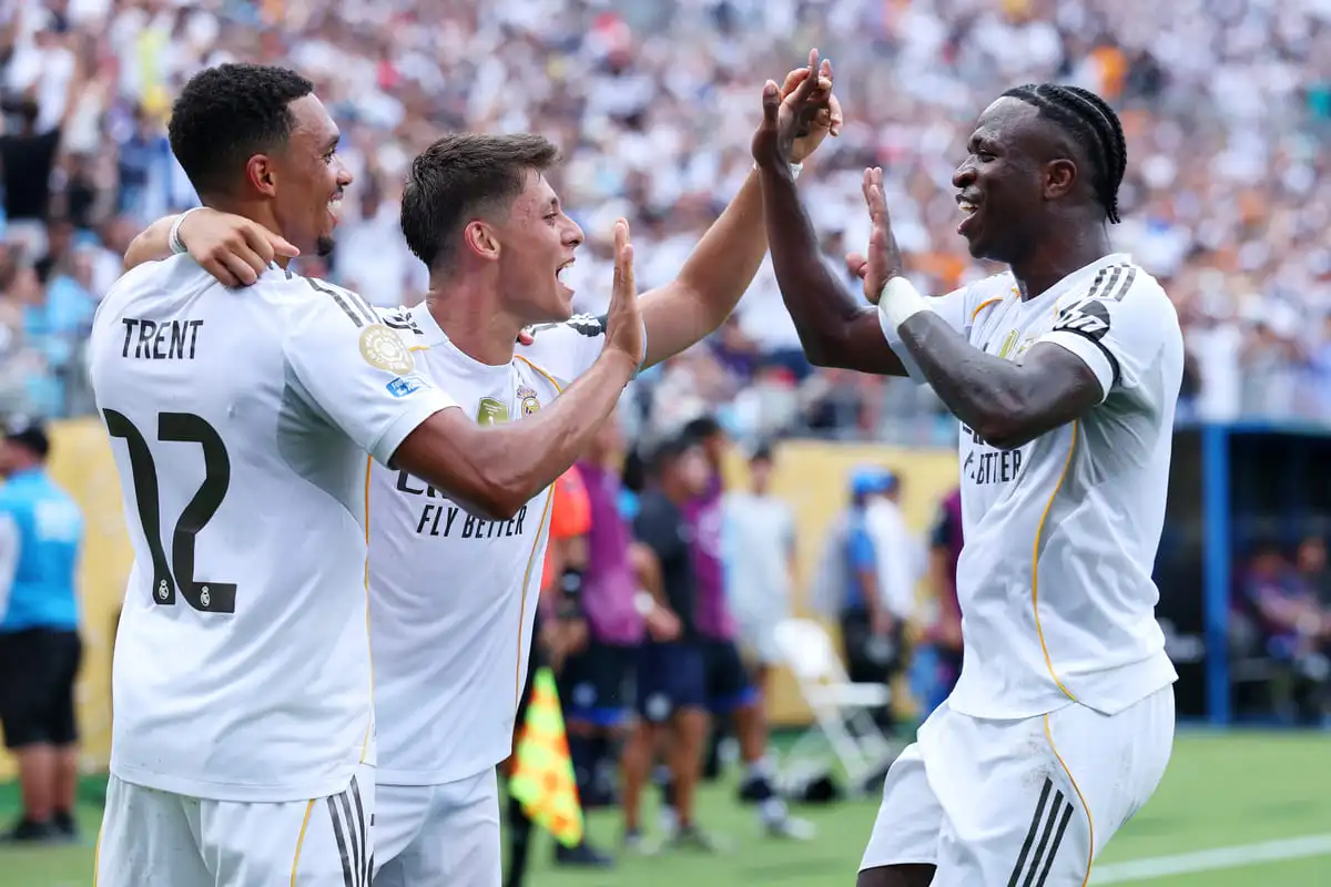 CHARLOTTE, CAROLINE DU NORD - 22 JUIN : Raúl Asencio n° 35 du Real Madrid CF reçoit un carton rouge lors du match du groupe H de la Coupe du Monde des Clubs de la FIFA 2025 entre le Real Madrid CF et le CF Pachuca au Bank of America Stadium, le 22 juin 2025 à Charlotte, en Caroline du Nord. (Photo de Michael Owens/Getty Images)