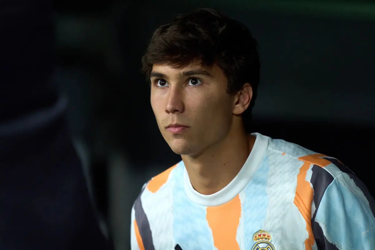 MADRID, SPAIN - MAY 14: Gonzalo Garcia of Real Madrid walks out to warm up prior to the LaLiga match between Real Madrid CF and RCD Mallorca at Estadio Santiago Bernabeu on May 14, 2025 in Madrid, Spain. (Photo by Angel Martinez/Getty Images).