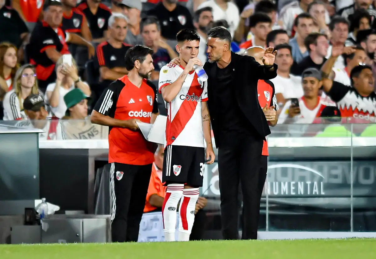 Martin Demichelis en discussion avec Mastantuono (Photo by Marcelo Endelli/Getty Images)