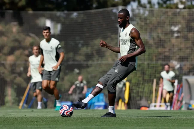 Antonio Rüdiger de retour ce matin à l'entraînement collectif (realmadrid.com)