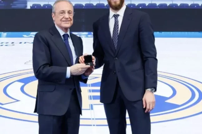 Sergio Rodriguez accompagné de Florentino Pérez (realmadrid.com).