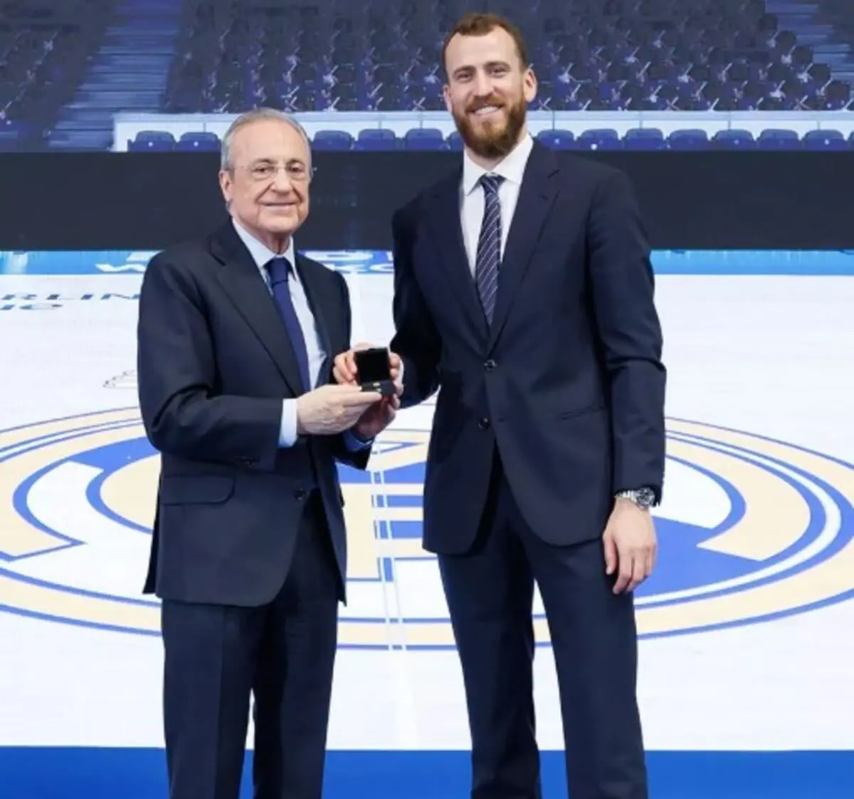 Sergio Rodriguez accompagné de Florentino Pérez (realmadrid.com).