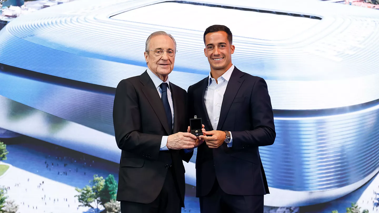 Lucas Vazquez et Florentino Pérez lors du jubilé (realmadrid.com)