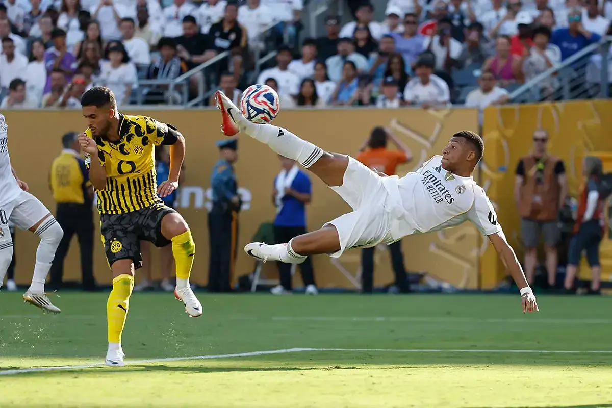 Le merveilleux retourné acrobatique de Kylian Mbappé a permis au Real Madrid de reprendre deux longueur d'avance après la réduction du score (realmadrid.com)