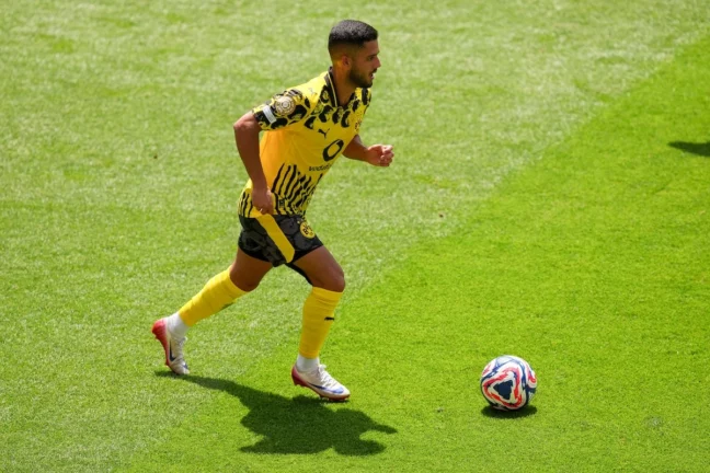 CINCINNATI, OHIO - JUNE 25: Yan Couto #2 of Borussia Dortmund dribbles the ball in the first half during the FIFA Club World Cup 2025 group F match between Borussia Dortmund and Ulsan HD FC at TQL Stadium on June 25, 2025 in Cincinnati, Ohio. (Photo by Dylan Buell/Getty Images) l Real Madrid