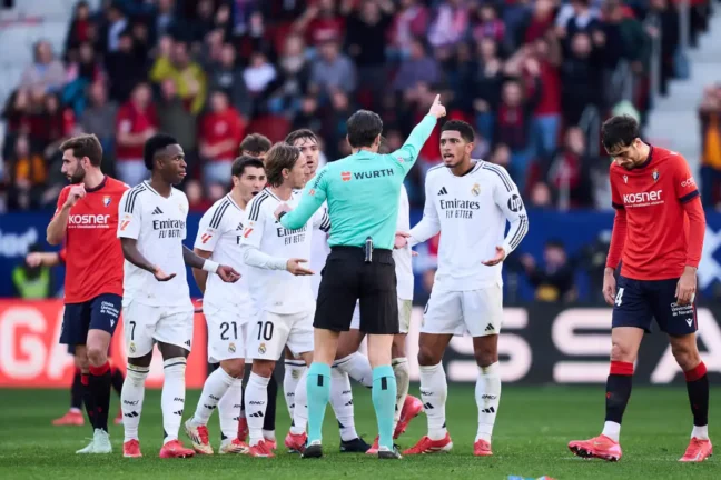 PAMPLONA, SPAIN - FEBRUARY 15: Jude Bellingham of Real Madrid receives a red card form match Referee, José Luis Munuera Montero and is sent off during the LaLiga match between CA Osasuna and Real Madrid CF at Estadio El Sadar on February 15, 2025 in Pamplona, Spain. (Photo by Juan Manuel Serrano Arce/Getty Images)