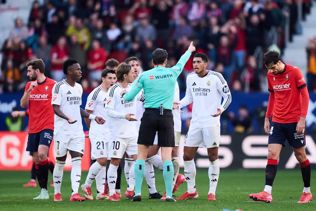 PAMPLONA, SPAIN - FEBRUARY 15: Jude Bellingham of Real Madrid receives a red card form match Referee, José Luis Munuera Montero and is sent off during the LaLiga match between CA Osasuna and Real Madrid CF at Estadio El Sadar on February 15, 2025 in Pamplona, Spain. (Photo by Juan Manuel Serrano Arce/Getty Images)