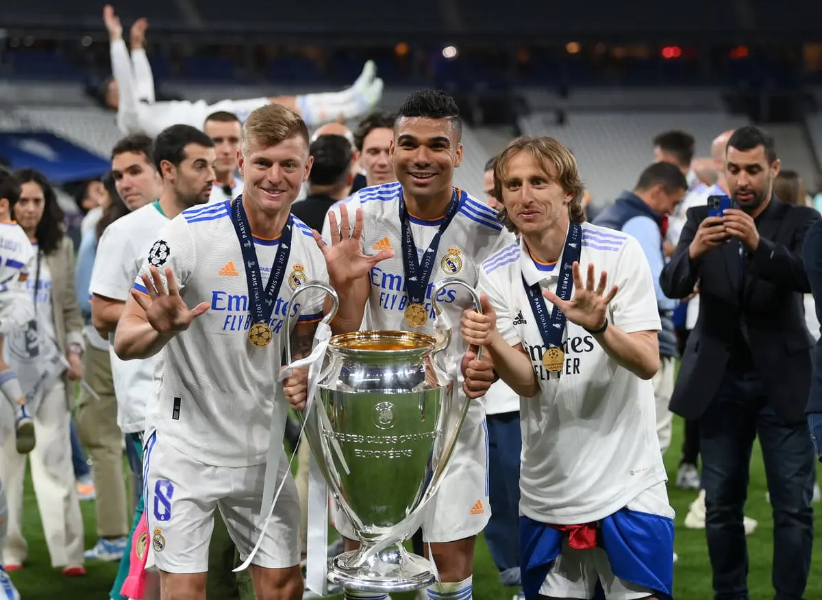PARIS, FRANCE - MAY 28: Toni Kroos, Casemiro and Luka Modric of Real Madrid celebrate with the UEFA Champions League trophy after their sides victory during the UEFA Champions League final match between Liverpool FC and Real Madrid at Stade de France on May 28, 2022 in Paris, France. (Photo by Shaun Botterill/Getty Images)