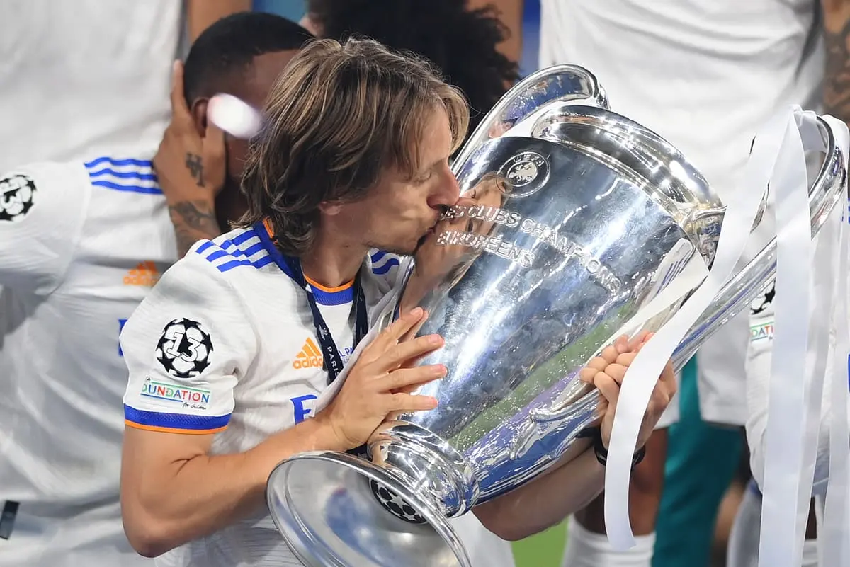 PARIS, FRANCE - MAY 28: Luka Modric of Real Madrid celebrates with the UEFA Champions League trophy following their sides victory in the UEFA Champions League final match between Liverpool FC and Real Madrid at Stade de France on May 28, 2022 in Paris, France. (Photo by Shaun Botterill/Getty Images)
