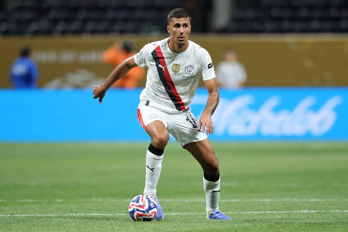 Le Real Madrid doit décider quelle stratégie adopter pour Rodri (Photo by Alex Grimm/Getty Images)