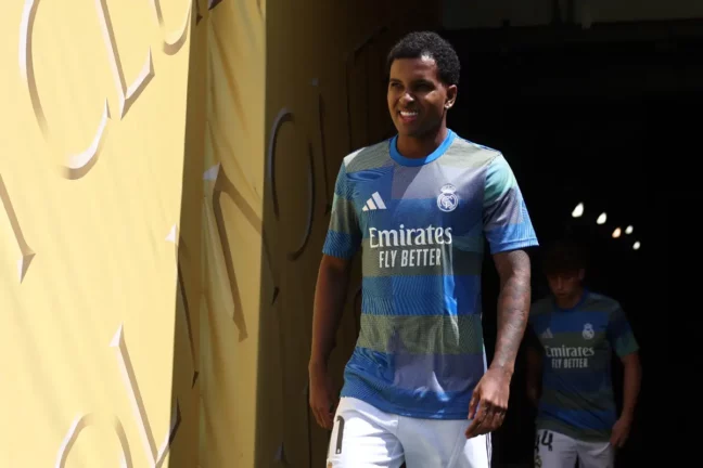 EAST RUTHERFORD, NEW JERSEY - JULY 09: Rodrygo #11 of Real Madrid C.F. enters the pitch to warm up prior to the FIFA Club World Cup 2025 semi-final match between Paris Saint-Germain and Real Madrid CF at MetLife Stadium on July 09, 2025 in East Rutherford, New Jersey. (Photo by Buda Mendes/Getty Images)