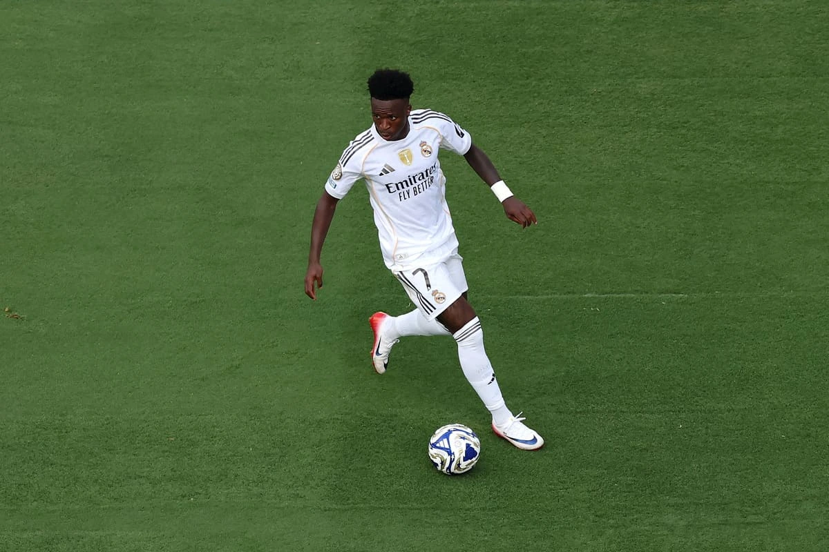 EAST RUTHERFORD, NEW JERSEY - JULY 09: Vinicius Junior #7 of Real Madrid C.F. controls the ball during the FIFA Club World Cup 2025 semi-final match between Paris Saint-Germain and Real Madrid CF at MetLife Stadium on July 09, 2025 in East Rutherford, New Jersey. (Photo by Luke Hales/Getty Images).