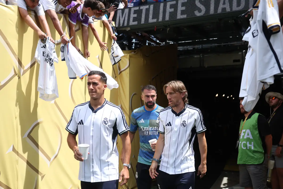 EAST RUTHERFORD, NEW JERSEY - JULY 09: Lucas Vazquez, Dani Carvajal and Luka Modric #10 of Real Madrid C.F. inspect the pitch prior to the FIFA Club World Cup 2025 semi-final match between Paris Saint-Germain and Real Madrid CF at MetLife Stadium on July 09, 2025 in East Rutherford, New Jersey. (Photo by Buda Mendes/Getty Images)