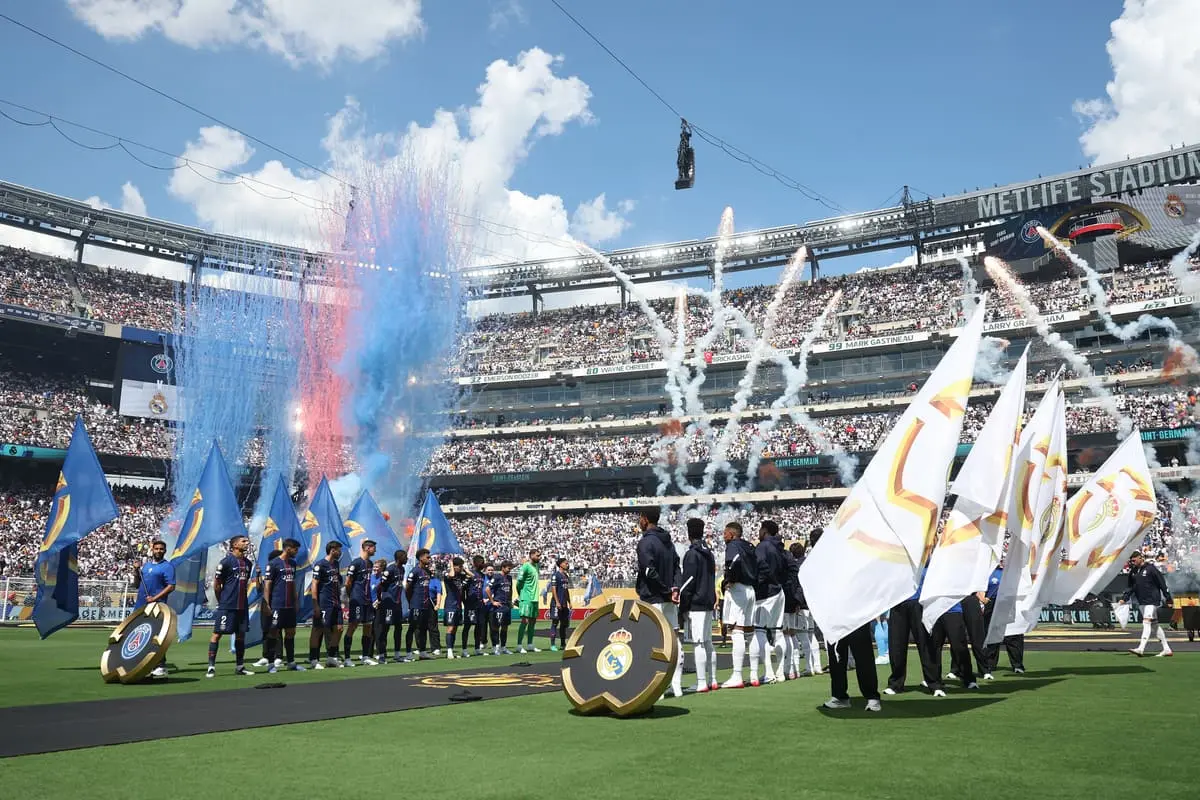 EAST RUTHERFORD, NEW JERSEY - JULY 09: Paris Saint-Germain and Real Madrid C. F. players line up on the pitch prior to the FIFA Club World Cup 2025 semi-final match between Paris Saint-Germain and Real Madrid CF at MetLife Stadium on July 09, 2025 in East Rutherford, New Jersey. (Photo by Buda Mendes/Getty Images)