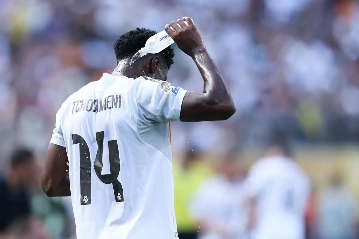 EAST RUTHERFORD, NEW JERSEY - JULY 09: Aurelien Tchouameni #14 of Real Madrid C.F. cools down in a hydration break during the FIFA Club World Cup 2025 semi-final match between Paris Saint-Germain and Real Madrid CF at MetLife Stadium on July 09, 2025 in East Rutherford, New Jersey. (Photo by Dan Mullan/Getty Images).