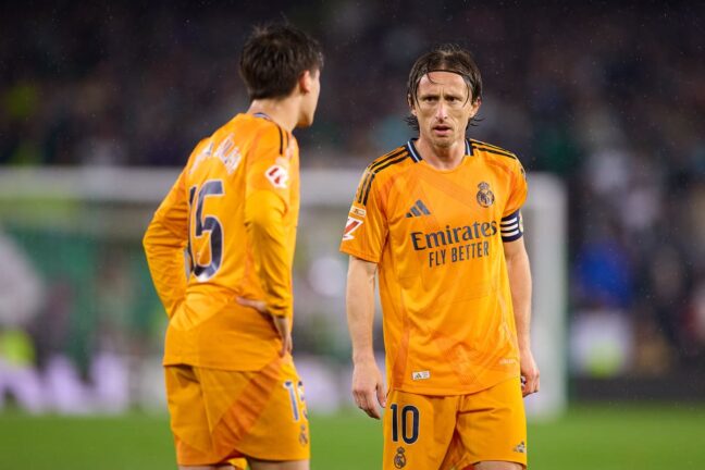 SEVILLE, SPAIN - MARCH 01: Luka Modric and Arda Guler of Real Madrid speak during the LaLiga match between Real Betis Balompie and Real Madrid CF at Estadio Benito Villamarin on March 01, 2025 in Seville, Spain. (Photo by Fran Santiago/Getty Images)